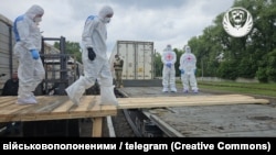 Pe măsură ce războiul Rusiei împotriva Ucrainei continuă, corpurile celor decedați sunt repatriate în baza unui acord încheiat în cadrul unor negocieri de pace rămase fără rezultat, desfășurate pe 2 iunie la Istanbul.