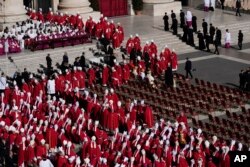 Cardinalii își ocupă locurile pentru funeraliile Papei Francisc în Piața Sfântul Petru de la Vatican, sâmbătă, 26 aprilie 2025