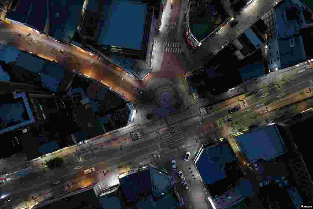 Безлюдная торговая улица Донсон-ро в центральной части города Тэгу, Южная Корея. 24 февраля 2020 года. По последним данным, в Южной Корее зарегистрировали более девяти тысяч случаев заражения коронавирусной инфекцией.