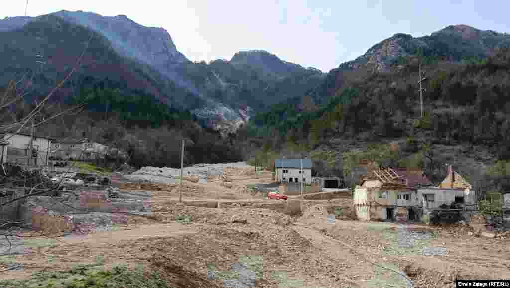 Поглед на дивиот каменолом и најтешко погодениот дел од Долна Јабланица. На само 500 метри над населбата, каменот го експлоатираше фирмата „Сани“, сопственост на Џенан Хонѓа. Надлежното обвинителство и речиси шест месеци по трагедијата не отвори официјална истрага.