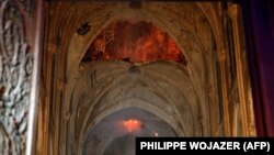 Imagini din interiorul catedralei în cursul incendiului declanșat în seara de 15 aprilie 2019