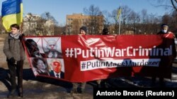 Tüntetők újabb szankciókat követelnek Oroszország ellen Kijevben a német kancellár látogatása idején, 2022. február 14-én