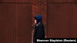 Чоловік у захисній масці, США