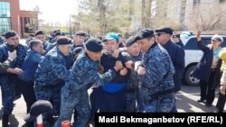 Задержание граждан на месте акции протеста в поддержку политических заключенных. Астана, 10 мая 2018 года.