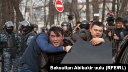 Задержание участников акции протеста в поддержку Садыра Жапарова, 25 марта 2017 г.