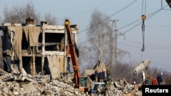 Останките от разрушената сграда на Професионален техникум 19, в който са били базирани руските военнослужещи