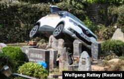 O mașină a rămas în cimitirul din Dernau, Germania, după retragerea apelor.