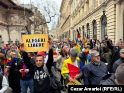 În Centrul Vechi, în apropierea AEP, alți manifestanți au scandat în favoarea lui Călin Georgescu și pentru reluarea turului doi al alegerilor anulate pe 6 decembrie 2024.