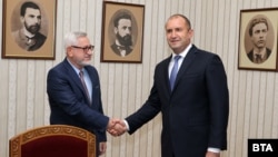 Румен Радев и проф. Ангел Димитров, председател на комисията