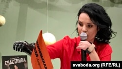 Жабырлануучу Маргарита Грачева "Колсуз деле бактылуумун" китебинин бет ачарында. 