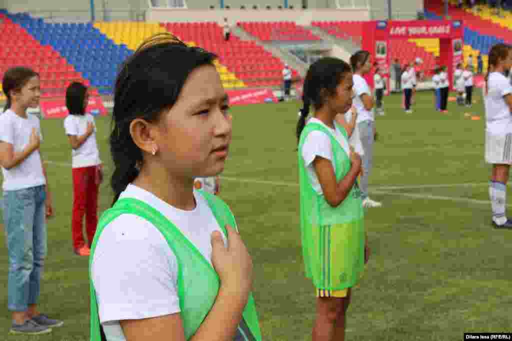 Участницы фестиваля исполняют гимн Казахстана.&nbsp;