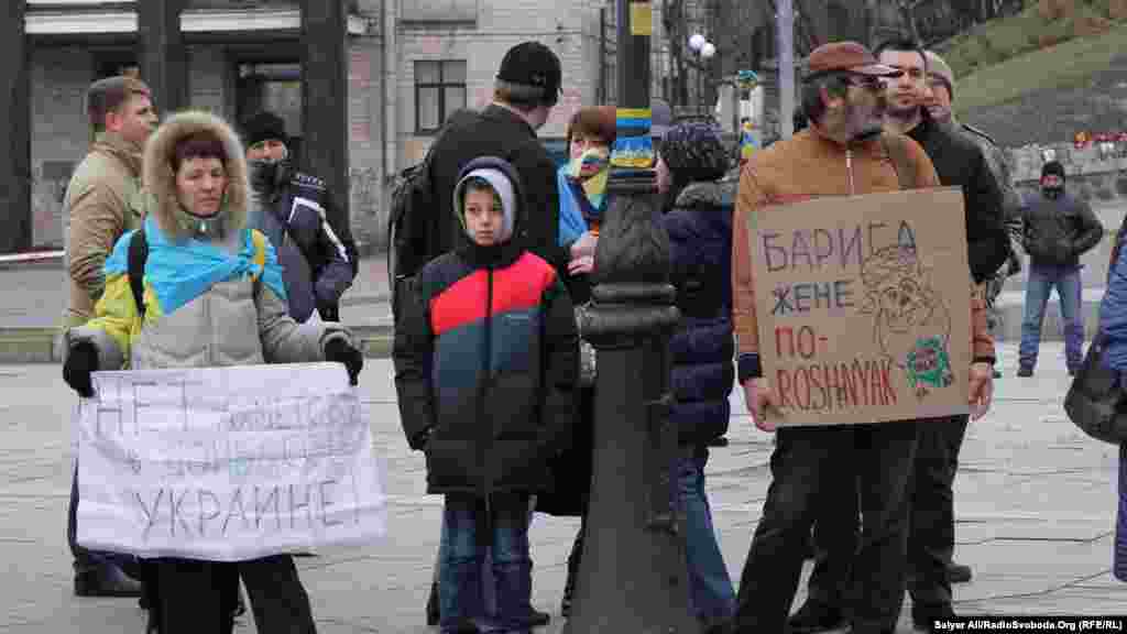 Учасники акції написами на плакатах висловлюють свою позицію з приводу ситуації в країні