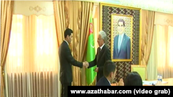 Сын президента Бердымухамедова, Сердар, получает удостоверение депутата Меджлиса 