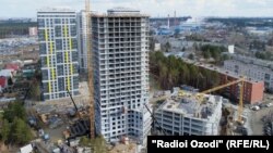 Курулуп жаткан көп кабаттуу үй. Екатеринбург, Орусия. Июль, 2020-жыл.