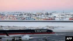 Avion koji navodno prevozi američkog biznismena Donalda Trampa mlađeg stiže u Nuuk na Grenlandu 7. januara 2025.