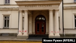 Крият ли се депутатите? Как спешен ремонт на Народното събрание не започва вече трета година