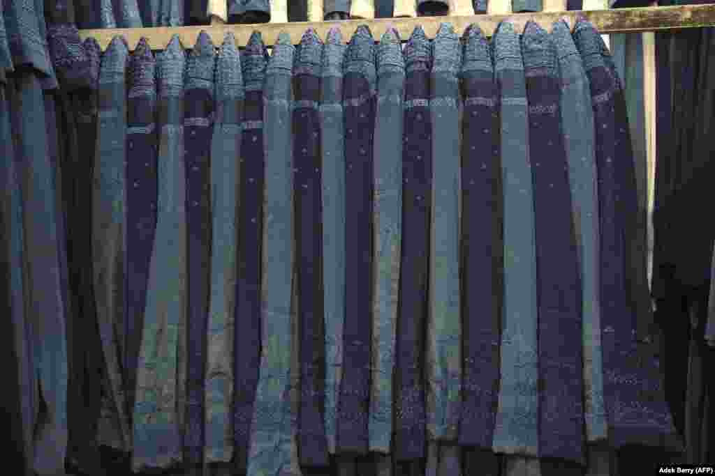 Eladó burkák egy kabuli boltban 2021. június 30-án