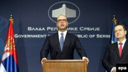 Ivica Dacic (dr.) la o conferință de presă la Bruxelles