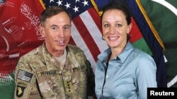 David Petraeus sa autorkom njegove biografije Paulom Broadwell