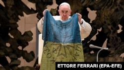 Papa je početkom aprila govorio o Ukrajini, pokazavši zastavu koji je dobio iz Buče gdje su nad civilima počinjeni zločini tokom ruske invazije