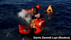 Afrički migranti tokom operacije spašavanja iz vode kod obale Libije, fotoarhiv