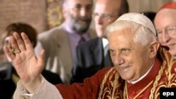 برگزاری اين ديدار يکی از اهداف نامه ای بود که ۱۳۸ نخبه غيرسياسی اسلام در ماه اکتبر خطاب به پاپ نوشته بودند. (epa)