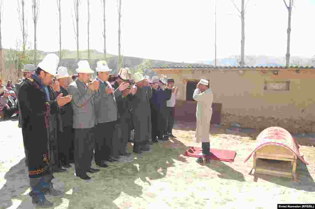 Өзүн-өзү өрттөгөн Каныбек Сейитбековдун жаназасы, Алай району, 17-апрель.