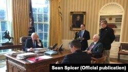 Imagine de la Casa Albă din timpul convorbirii telefonice Trump-Putin