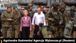 Фон дер Ляйен и премьер Польши Дональд Туск с военными