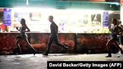 Люди тікають із місця стрілянини в Лас-Вегасі, США, 1 жовтня 2017 року