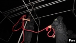 Iranski policajci pripremaju vješala za javno pogubljenje.