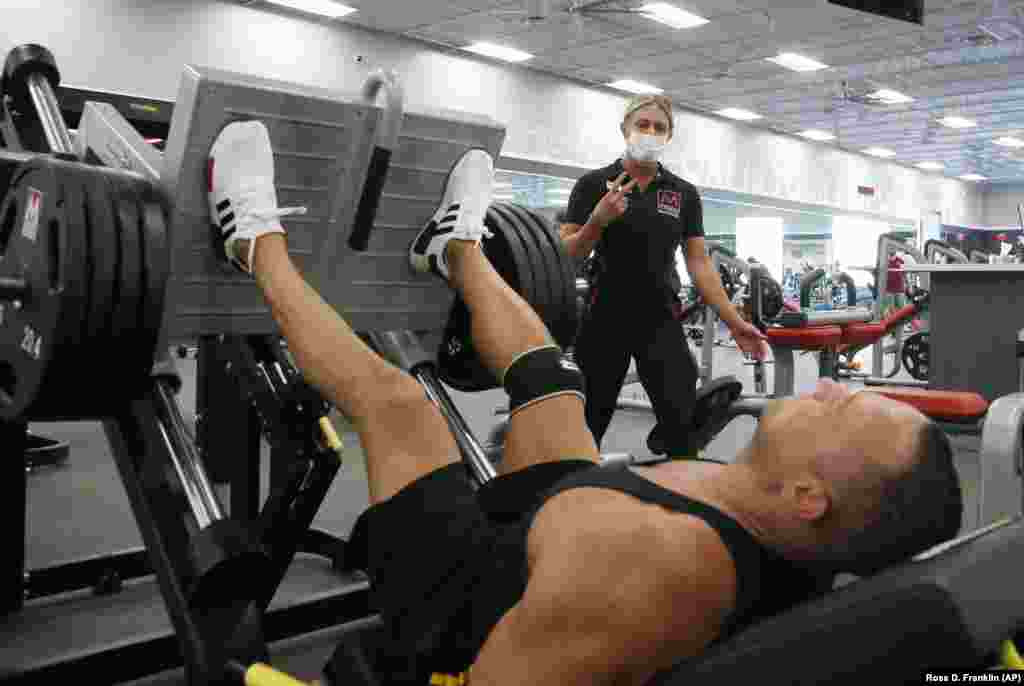 Тренер и клиент в фитнес-клубе Mountainside Fitness. Несколько клубом проигнорировали распоряжение губернатора Аризоны о закрытии всех спортивных залов на 30 дней&nbsp;