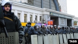 Ураган националистических выступлений не только оживил вечную дискуссию о межэтнических отношениях, но и вновь, уже который раз, поставил вопрос о целесообразности пребывания Кавказа в составе России