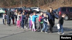 Полиция ок атылган мектептен балдарды чыгарып жаткан учур. 14-декабрь, 2012-жыл. 