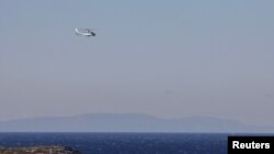 Grčki helikopter u potrazi za preživjelima u brodolomu migrantskog broda kod ostrva Samos, 25.novembar 2024. Foto: Reuters