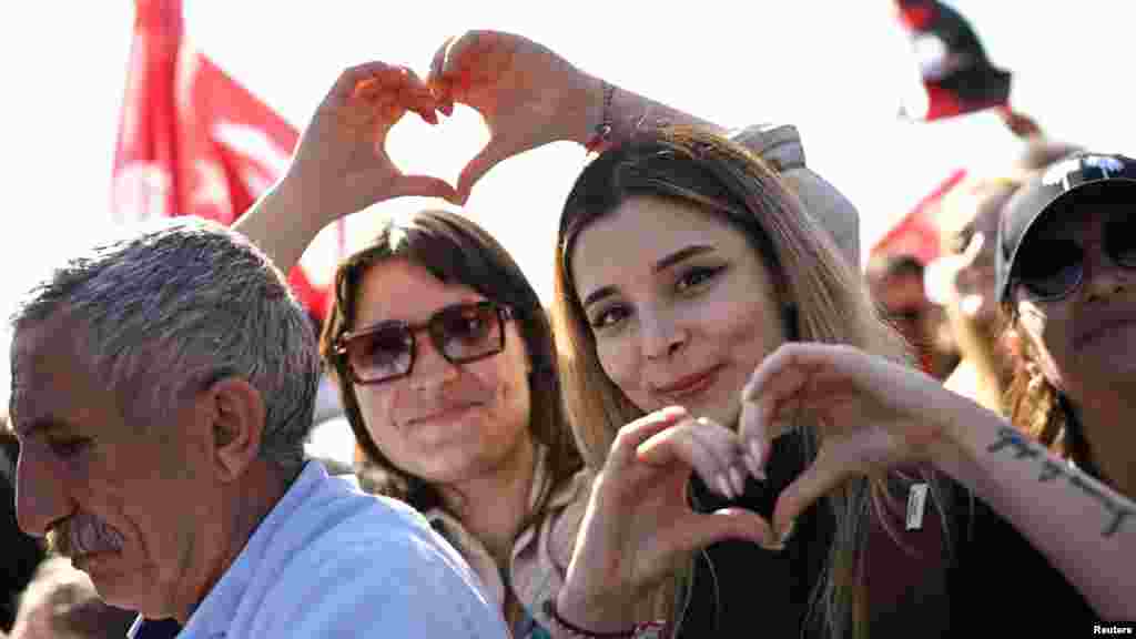 Bár a tüntetések többnyire békésen zajlottak, a rendőrök sok esetben vízágyút és könnygázt vetettek be a demonstrációk feloszlatásához