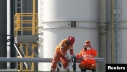 Рабочие на нефтяном месторождении на шельфе Каспия. Иллюстративное фото.