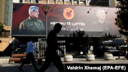 Косовонун баш калаасы Приштинадагы парламент имаратында илинген "Согуш баатырлары" деген Хашим Тачи менен Кадри Веселинин сүрөтү, 13-июль, 2020.