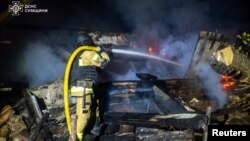 Рятувальники гасять пожежу на Сумщині після російського удару, архівне фото