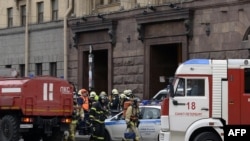Рятувальники біля станції метро «Технологічний інститут», Санкт-Петербург, Росія, 3 квітня 2017 року