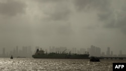 Танкер на рейде индийского порта Мумбай, фото иллюстративное