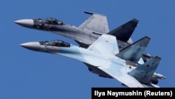 Avioni Suhoj Su-35 lete tokom probe za aeromiting u Krasnojarsku, Rusija, 1. avgusta 2019.