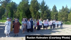 А.Макаренко мектебинин нааразылык акциясына чыккан мугалимдери.