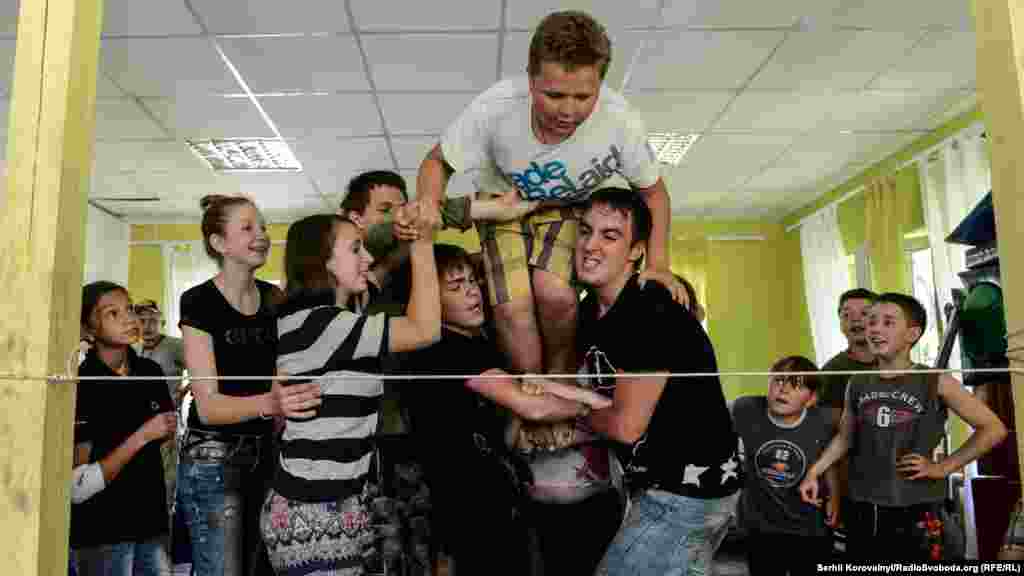 Психологічні тренінги, такі, як цей, хоча й мають форму гри, покликані вирішувати серйозні задачі, наприклад, навчити дітей працювати у команді та не боятись довіряти товаришам