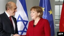 آنگلا مرکل (راست) و ایهود اولمرت پیش از آغاز مذاکرات روز سه شنبه. عکس از AFP