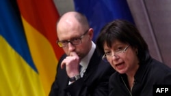 Прем’єр-міністр Арсеній Яценюк та міністр фінансів Наталія Яресько 