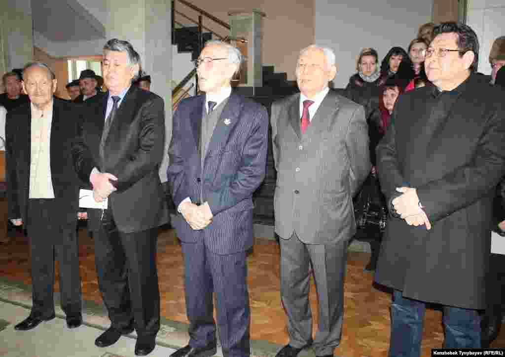 Қаралы жиында сөйлегендер (солдан оңға қарай): ғалым Мекемтас Мырзахметов, жазушы Нұрлан Оразалин, ғалым Серік Қирабаев, профессор Кенжеғали Сағадиев. Алматы, 20 ақпан 2013 ж.