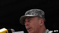 Коалициялык күчтөрдүн колбашчысы генерал Дэвид Петреус ооган козголоңчуларына каршы урушта жаңыча усулду колдонуу тууралуу буйрук чыгарды. 