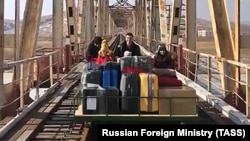 Российские дипломаты с семьями покидают Северную Корею, используя ручную дрезину, во время пандемии COVID-19, 25 февраля 2021 года
