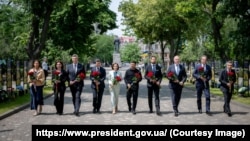 Predsednik Ukrajine Volodimir Zelenski i učesnici samita Ukrajina - Jugoistočna Evropa odaju počast palim braniocima Ukrajine, 11. jun 2025.